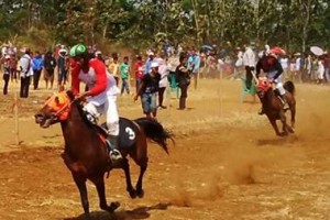 Toni dengan kuda pacu bernomor 3 asal Desa Silebu, Cilimus Kuningan menjadi jawara di kelas utama